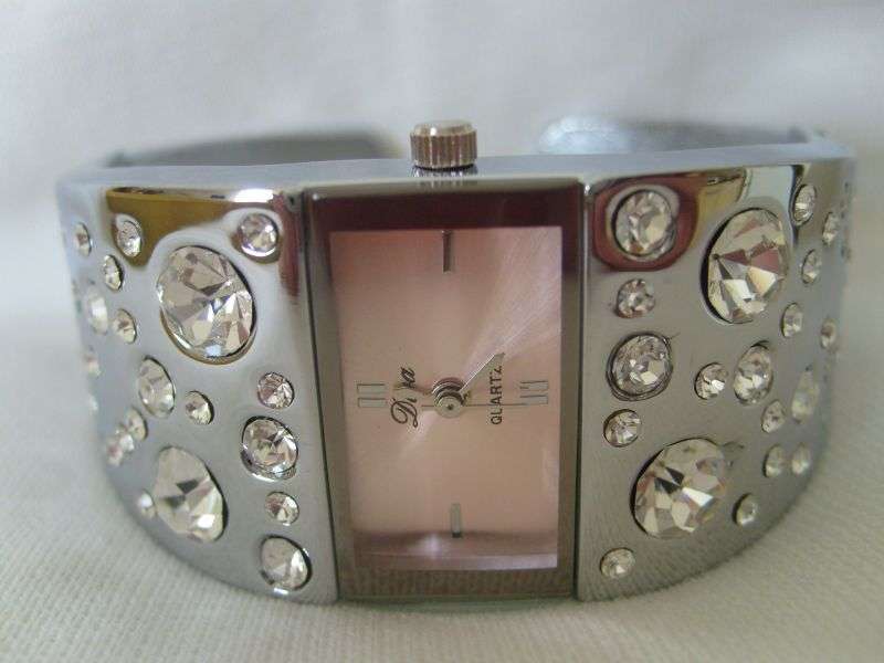 STUNNING LADYS DIVA BRACELET WATCH !!! PINK FACE (EXELLENT QUALITY)