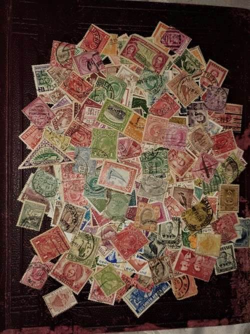 LARGE OLD IMPERIAL STAMP ALBUM WITH SOME OLD STAMPS + FEW 100 LOOSE STAMPS - NOT CHECKED