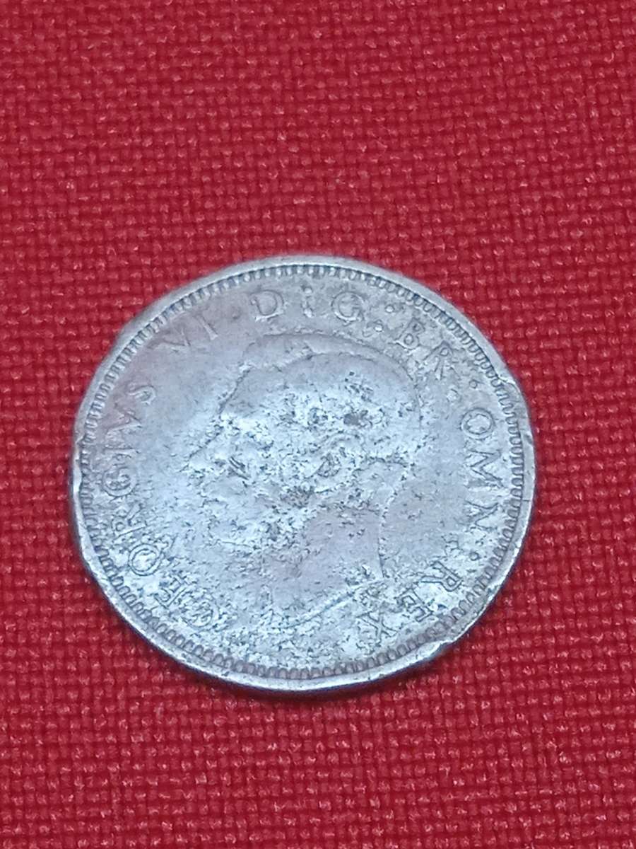 1945 SILVER U.K SIXPENCE(DAMAGED)