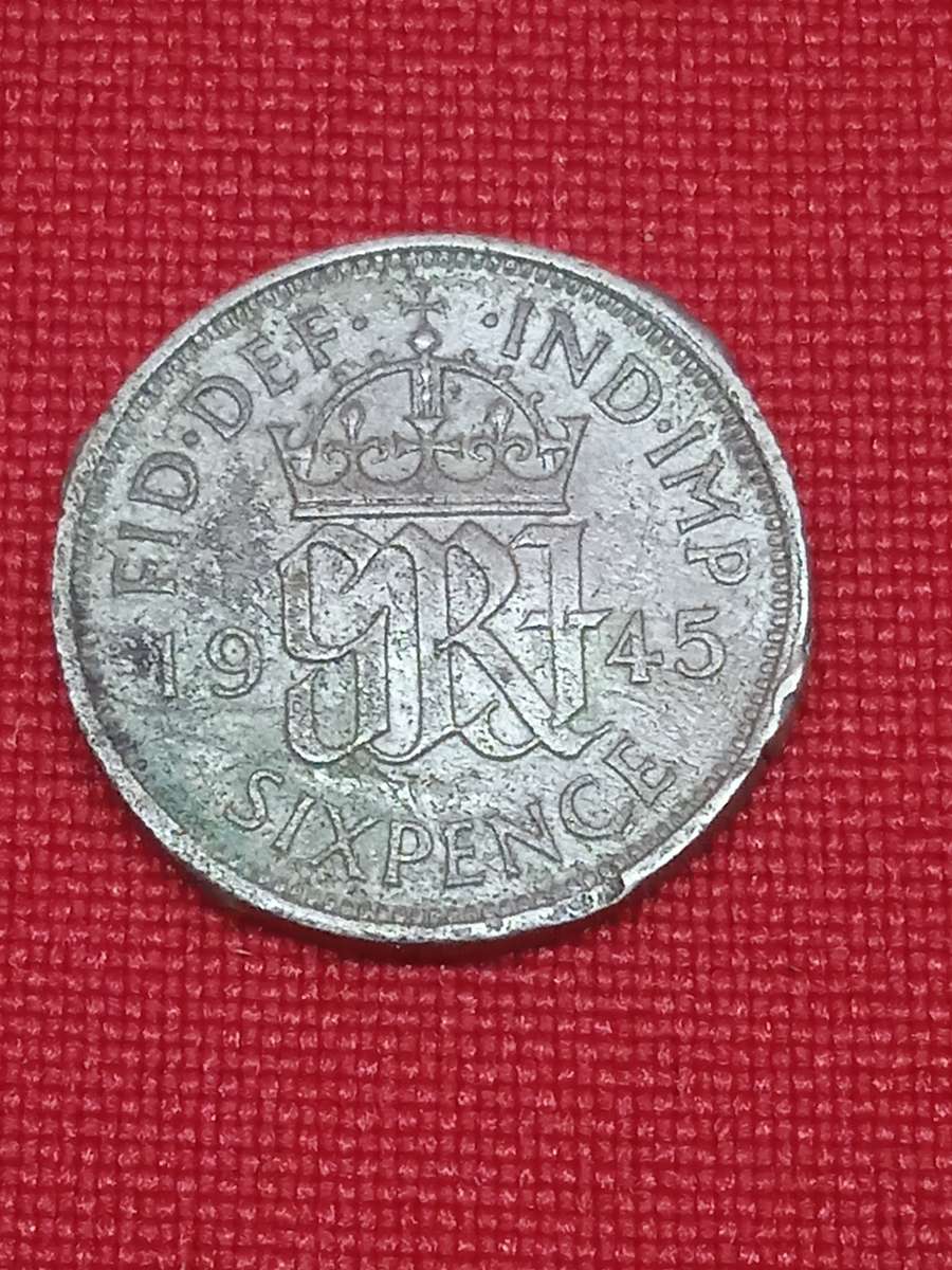 1945 SILVER U.K SIXPENCE(DAMAGED)
