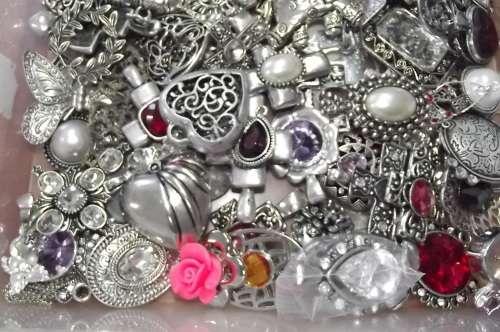 Fashion Jewellery, 1 Lot Pendants / Earrings, Good, Broken and Bruised
