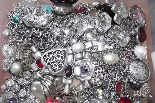 Fashion Jewellery, 1 Lot Pendants / Earrings, Good, Broken and Bruised