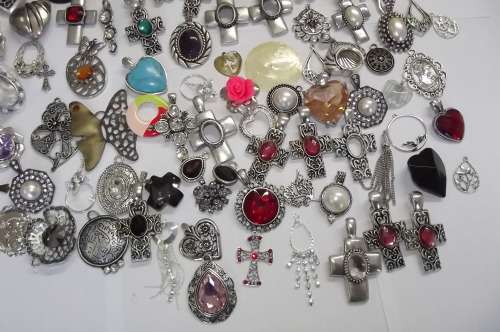Fashion Jewellery, 1 Lot Pendants / Earrings, Good, Broken and Bruised