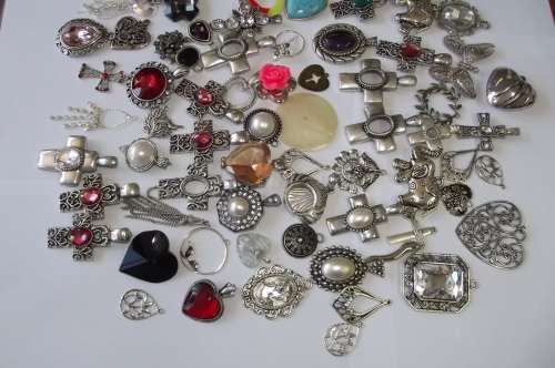 Fashion Jewellery, 1 Lot Pendants / Earrings, Good, Broken and Bruised
