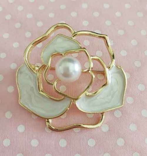 Perrine Brooch, White Faux Pearl With Enamel On Gold Flower Design, 40mm Diam, 1pc