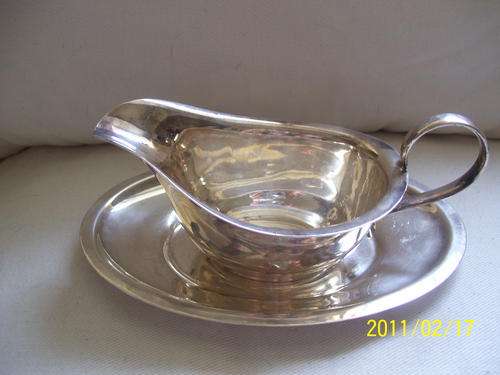 Silver Plated Gravy boat and dish Louis Plated