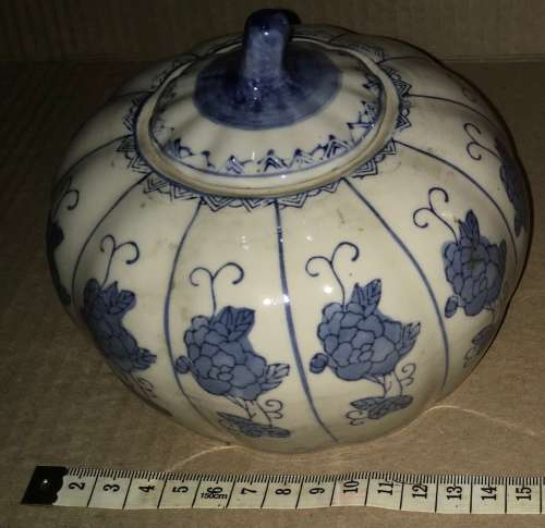 Blue and white ornament (pumpkin)
