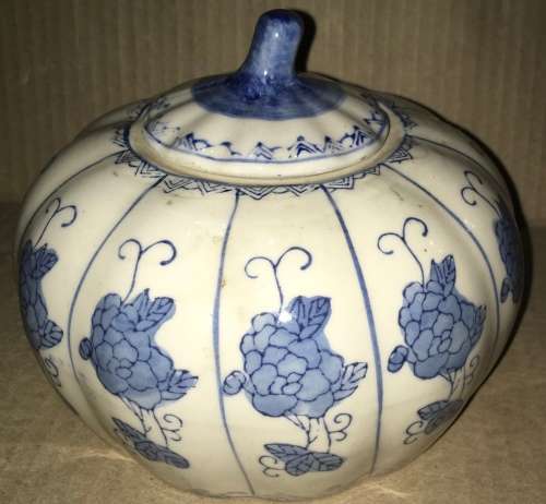 Blue and white ornament (pumpkin)