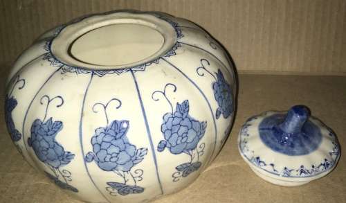 Blue and white ornament (pumpkin)