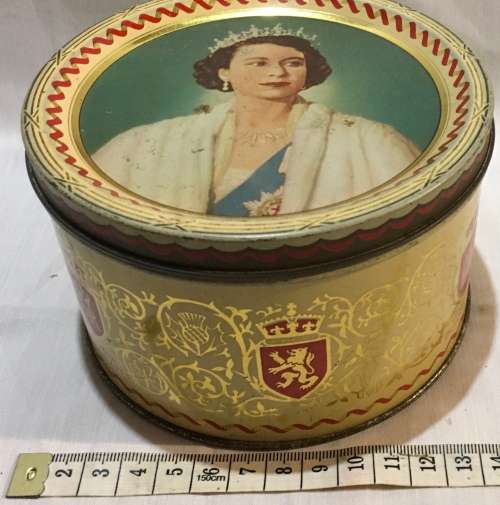 Queen Elizabeth - cake/biscuit tin