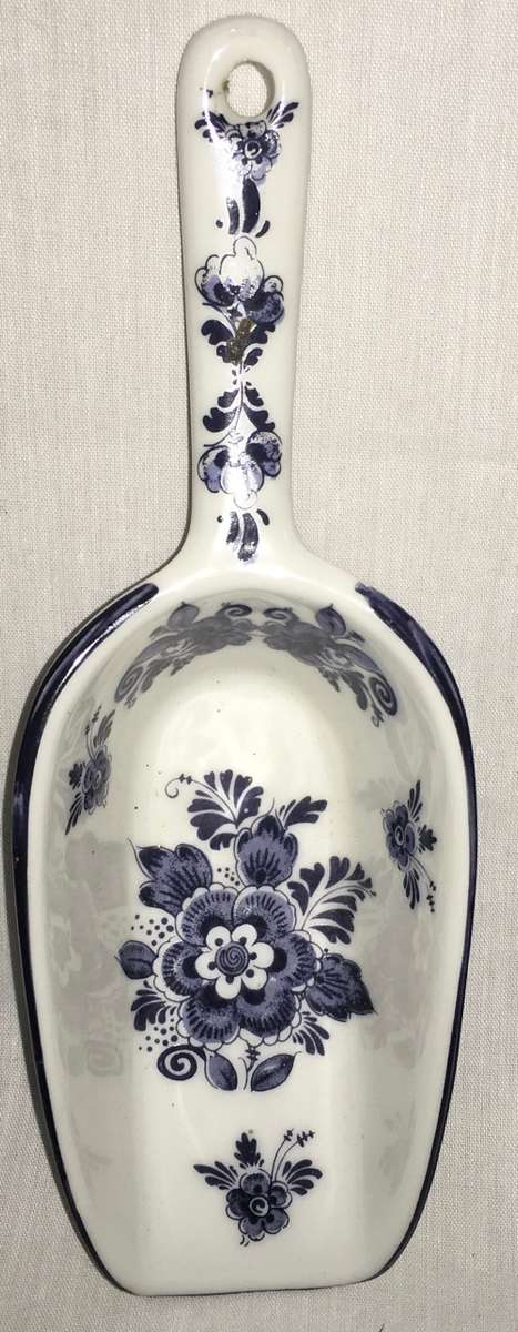 Delft sugar scoop