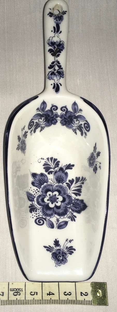 Delft sugar scoop