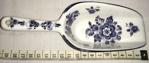 Delft sugar scoop