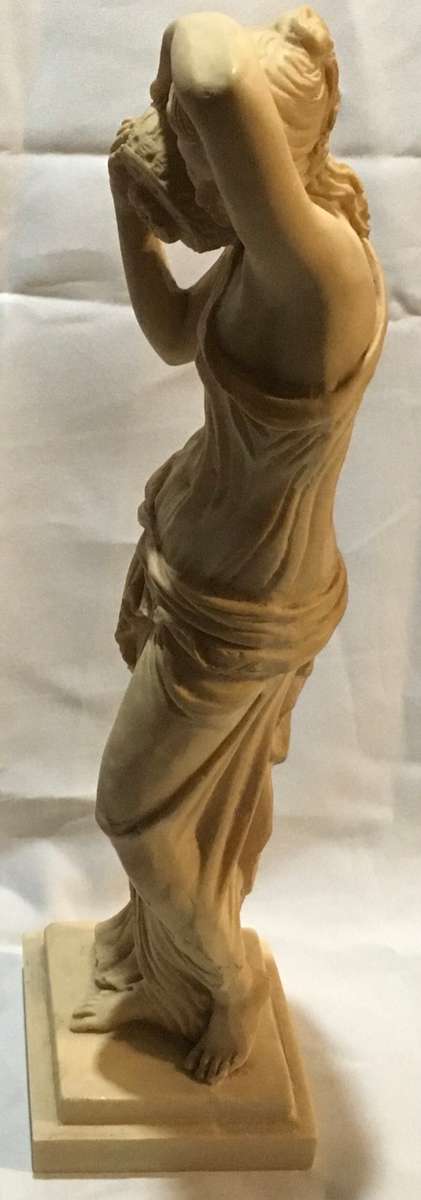 Roman goddess with urn composite figure - 40 cm