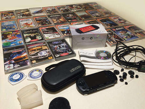 PSP STREET E1004 CONSOLE, CASE AND 32 GAMES