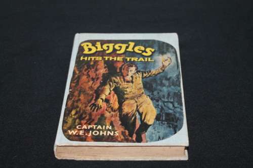 Captain W E johns Biggles Hits the trail
