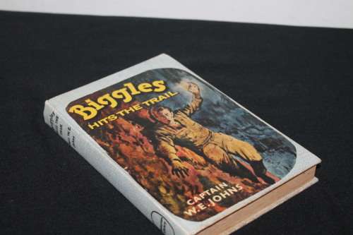 Captain W E johns Biggles Hits the trail