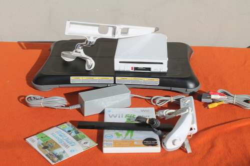 WII Console with Balance Board 2 Games and Extra`s