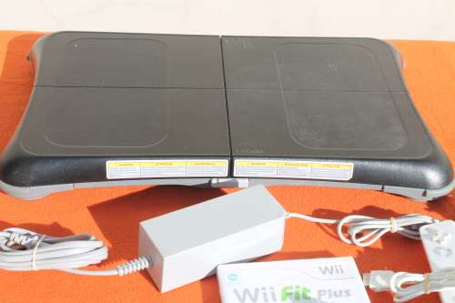 WII Console with Balance Board 2 Games and Extra`s