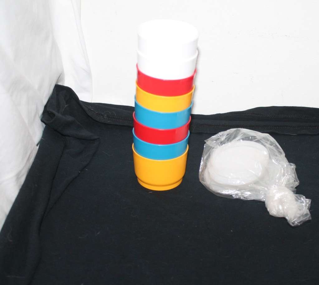 8 Small Tupperware containers