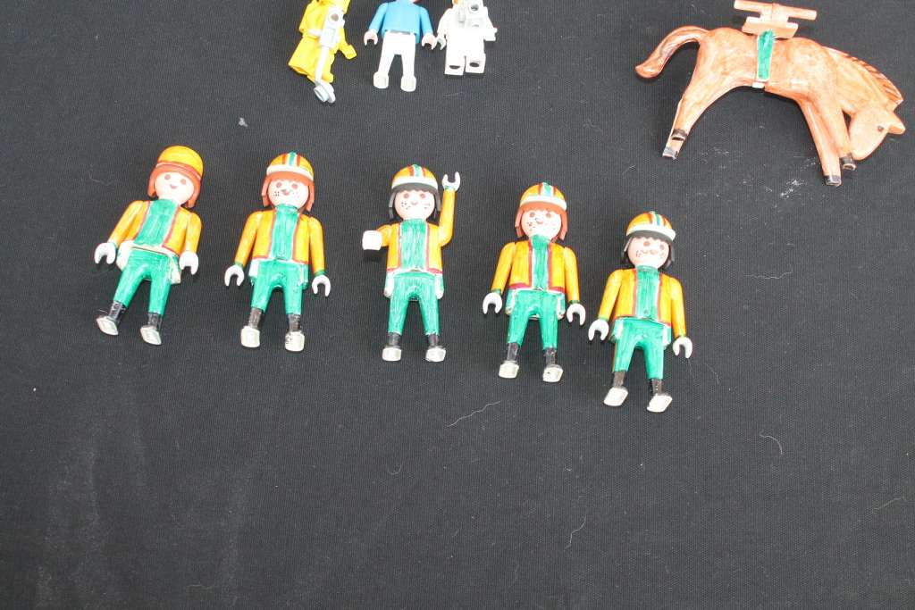8 Mini Figures