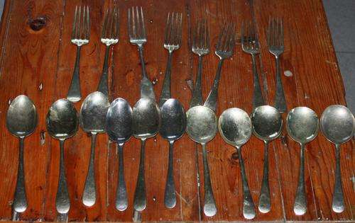 19 pieces of cutlery