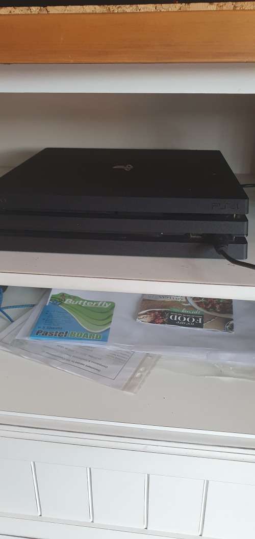 PS 4 PRO 1 TB WIth VR Headset and accessories with all controllers and games