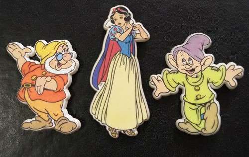 SUPER RARE 80`S DISNEY - SNOW WHITE PIN / BADGE SET