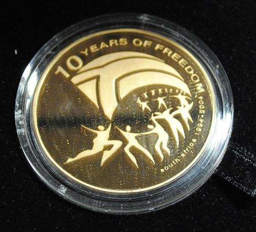 VERY RARE MANDELA SIGNATURE 24ct GOLD PLATED MEDAL 10 YEARS OF FREEDOM! HOT BID! READY TO BE GRADED!