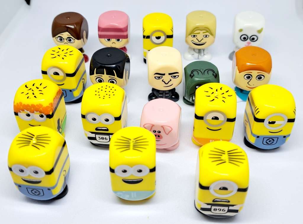 Official TM & UNI - Despicable Me Mini Block Head Figure set of 18 - Approx 4cm