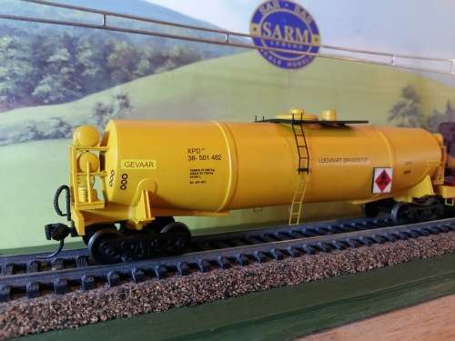 Lugvaart Brandstof - Jet Fuel Tank Wagon SAR Yellow livery XPD type. Fitted with Athearn Bogies