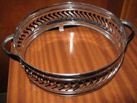 VINTAGE SMALLER METAL DISH HOLDER IN GREAT CONDITION~   HAVE A LOOK!!!