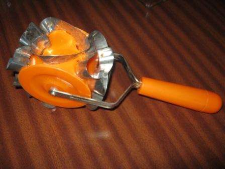 ?VINTAGE COOKIE CUTTER ROLLER~ NO CHIPS OR CRACKS ~HAVE A LOOK!!!