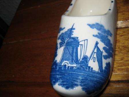 ASH TRAY WITH DUTCH DESIGN~ NO CHIPS OR CRACKS ~HAVE A LOOK!!!