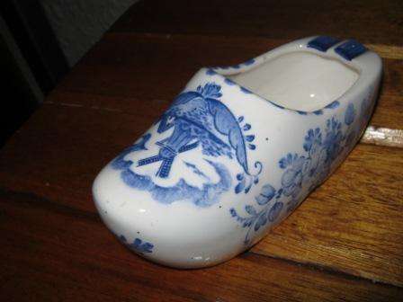 ASH TRAY WITH DUTCH DESIGN~ NO CHIPS OR CRACKS ~HAVE A LOOK!!!