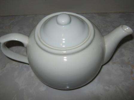 WHITE TEA POT~  NO CHIPS OR CRACKS ~  HAVE A LOOK!!!