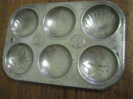 RARE OLD COOKIE BAKING TIN~ NO CHIPS OR CRACKS~ HAVE A LOOK!!!!