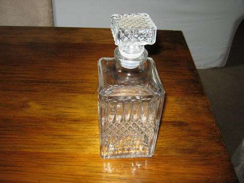 BEAUTIFUL GLASS DECANTER NO CHIPS OR CRACKS ! HAVE A LOOK!