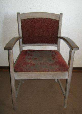 BIG VINTAGE CHAIR IN NEED OF TLC. HAVE A LOOK!!