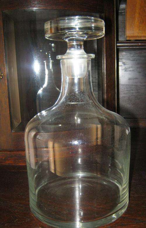 GLASS DECANTER IN EXCELLENT CONDITION~NO CHIPS OR CRACKS ~  HAVE A LOOK!!!