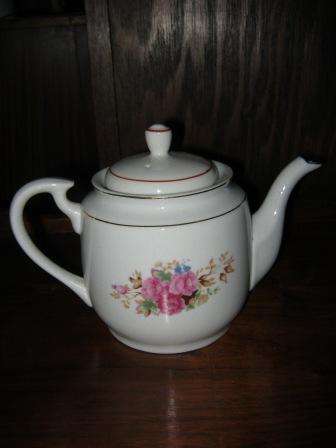 BEAUTIFUL TEAPOT ~NO CHIPS OR CRACKS ~  HAVE A LOOK!!!