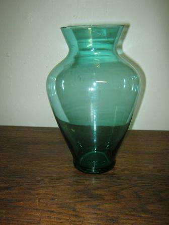 RETRO  GREEN VASE ~  NO CHIPS OR CRACKS~ HAVE A LOOK!!!