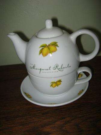 BEAUTIFUL MARGARET ROBERTS TEAPOT/CUP & SAUCER WITH LEMON DESIGN NO CHIPS OR CRACKS~  HAVE A LOOK!!!