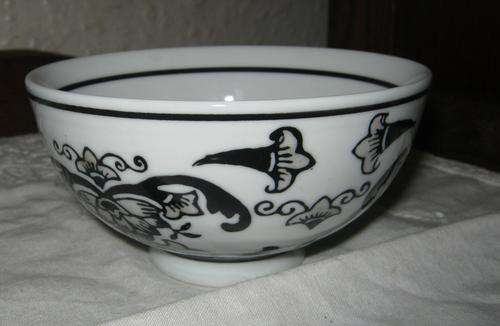 ORIENTAL BOWL IN BLACK/WHITE DESIGN 3 AVAILABLE~NO CHIPS OR CRACKS~  HAVE A LOOK!!!