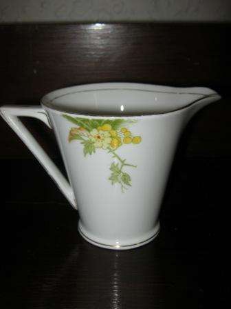 HAWTHORN MILK JUG MADE IN ENGLAND WITH GOLD RIM AND FLORAL DESIGN ~  NO CHIPS OR CRACKS ~HAVE A LOOK