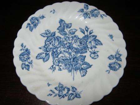 "DEVON SPRAYS"JOHNSON BROS BLUE PLATE IN GOOD CONDITION ~ A TRUE FIND !!~ HAVE A LOOK!!!