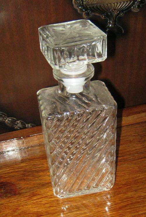 BEAUTIFUL VINTAGE DECANTER NO CHIPS OR CRACKS ~  HAVE A LOOK!!!