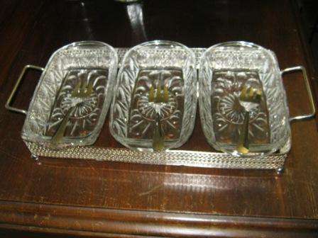 BEAUTIFUL VINTAGE METAL TRAY WITH 3 GLASS DISHES~ NO CHIPS OR CRACKS ~  HAVE A LOOK!!!