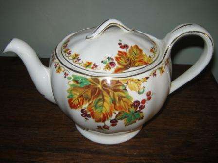 BEAUTIFUL CREAMPETAL TEA POT WITH LEAVE DESIGN ~ NO CHIPS OR CRACKS ~HAVE A LOOK!!!