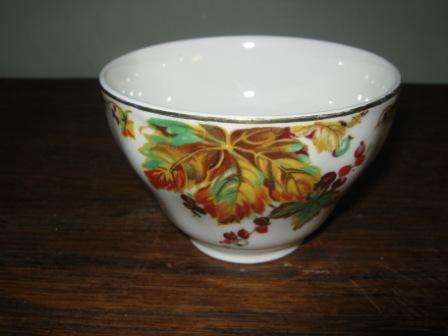 BEAUTIFUL CREAMPETAL SUGAR BOWL WITH LEAVE DESIGN ~ NO CHIPS OR CRACKS ~HAVE A LOOK!!!